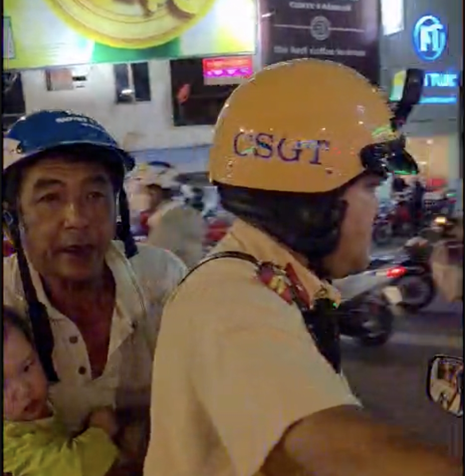 CSGT Chợ Lớn kịp thời đưa bé gái đến Bệnh viện Nhi đồng 1 giữa giờ cao điểm